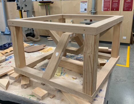 Table on temporary stilts during tensioning